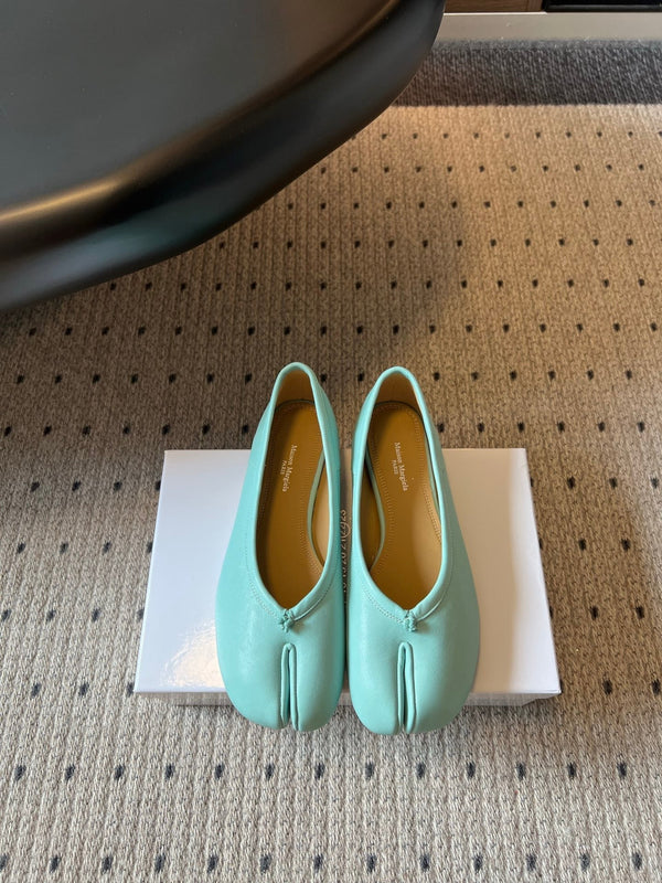 MM Tabi Shoes Flat Blue Patent Leather 828083