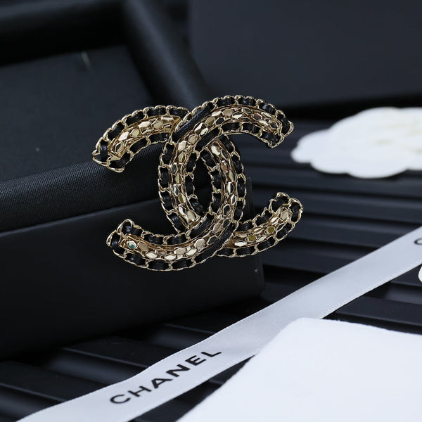 DOUBLE C BROOCH IN GOLD METAL WITH BLACK LEATHER THREADED CHAIN
