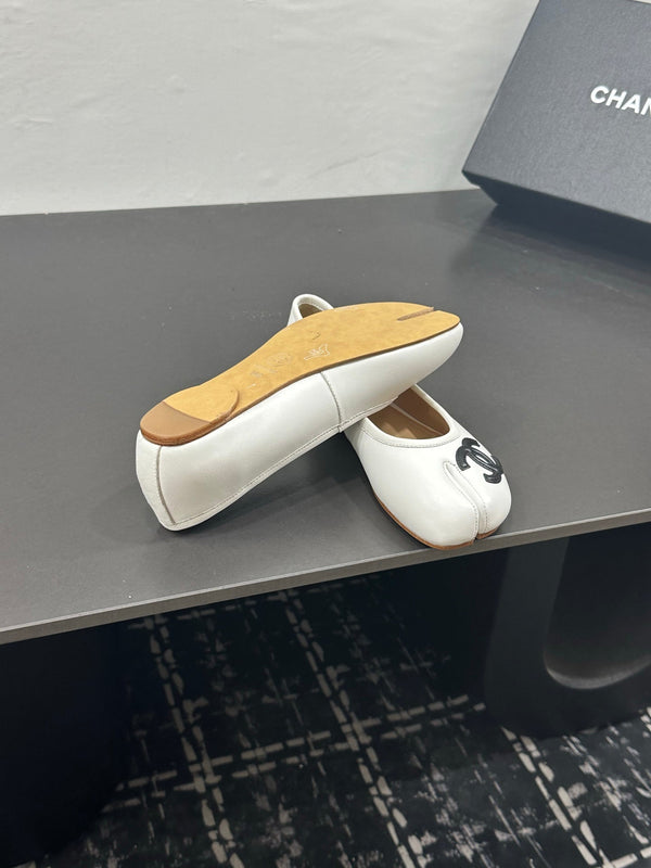 CC 26s Coco Beach Split-Toe Ballet Flats White Lambskin 832537