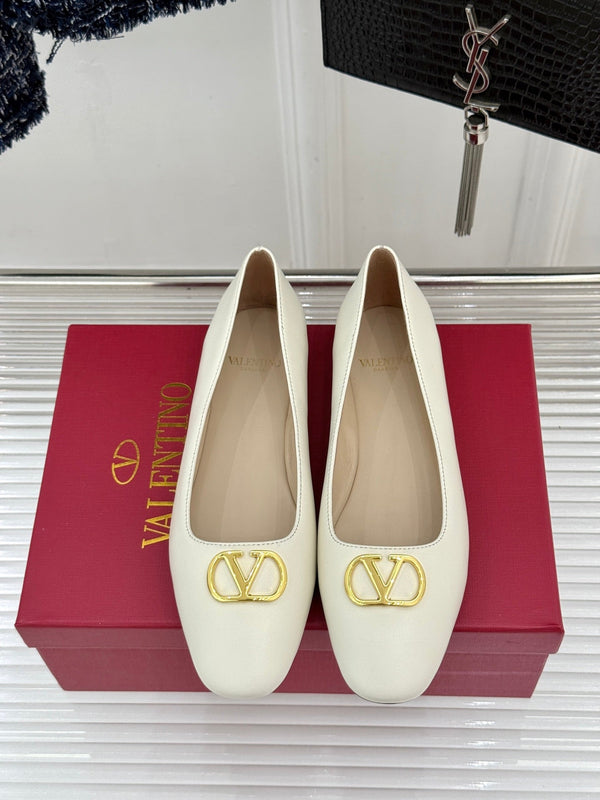 VLogo Signature Ballerina White Sheepskin 702257