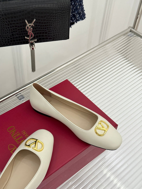 VLogo Signature Ballerina White Sheepskin 702257