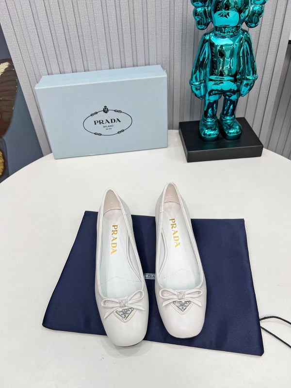 Prad 26s Round Toe Pumps Block Heel 40mm In White Calfskin With Bow