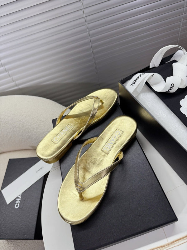 CC 25SS Thong Sandals Double C Rhinestone Gold Sheepskin 352432