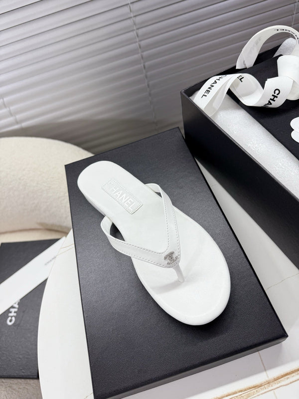CC 25SS Thong Sandals Double C Rhinestone White Sheepskin 352434
