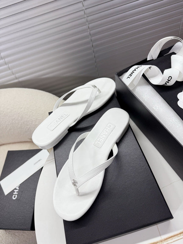 CC 25SS Thong Sandals Double C Rhinestone White Sheepskin 352434