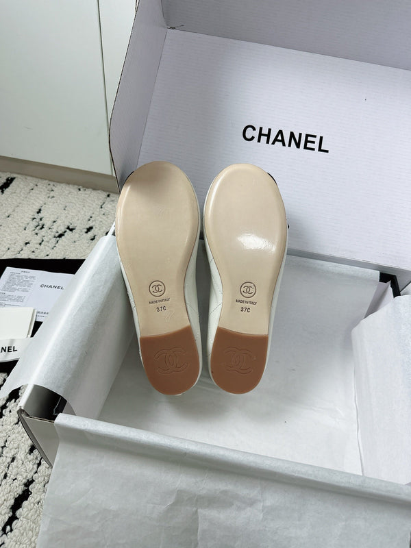 CC 26s Coco Beach Ballet Flats White Quited Lambskin 741121
