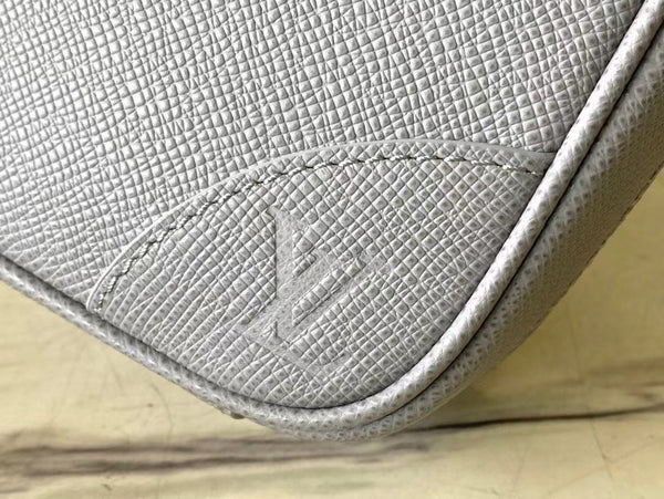 PORTE-DOCUMENTS VOYAGE PM 36 IN DOVE GRAY CALFSKIN
