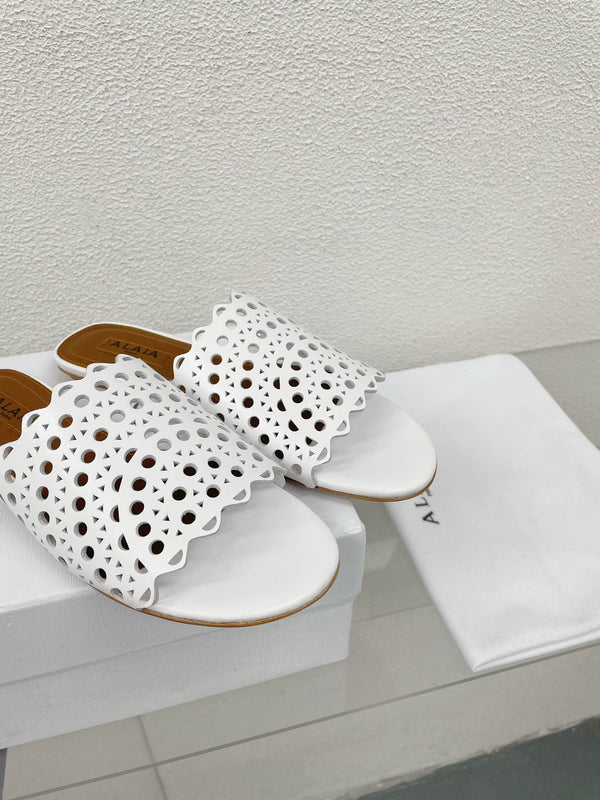 ALAIA VIENNE FLAT MULES IN WHITE LAMBSKIN