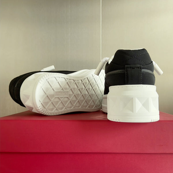 LOW-TOP SNEAKER IN WHITE NAPPA LEATHER AND BLACK TOILE ICONOGRAPHE FABRIC