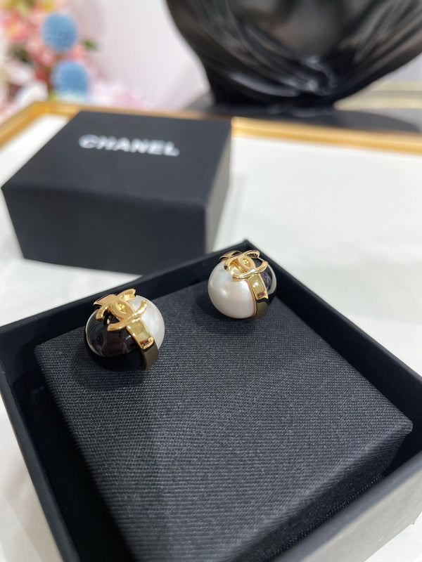 CC 26FW Gorgeous Pearl Gold Earrings 007