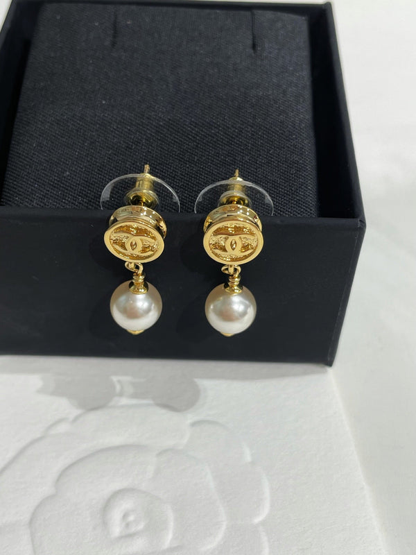 CC 26FW Gorgeous Pearl Gold Earrings 005