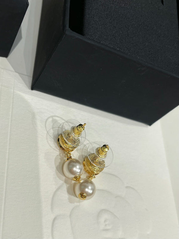 CC 26FW Gorgeous Pearl Gold Earrings 005