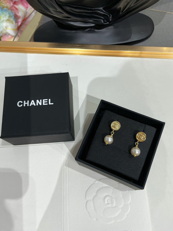 CC 26FW Gorgeous Pearl Gold Earrings 005