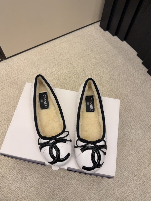 CC 26 Shearling Ballet Flat White Beige Cowhide Wool 588919