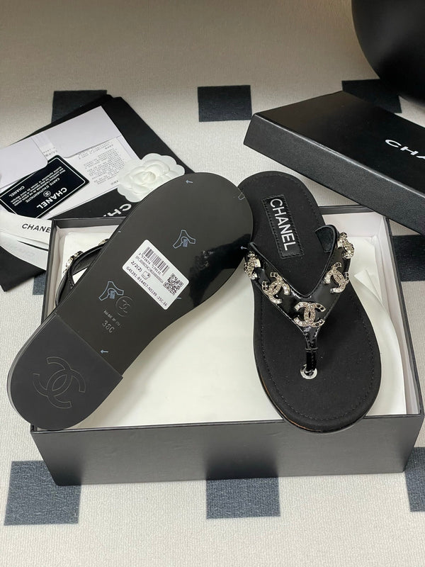 CC 25P Double C 5 Motifs Thongs Sandal Black Sheepskin 247697