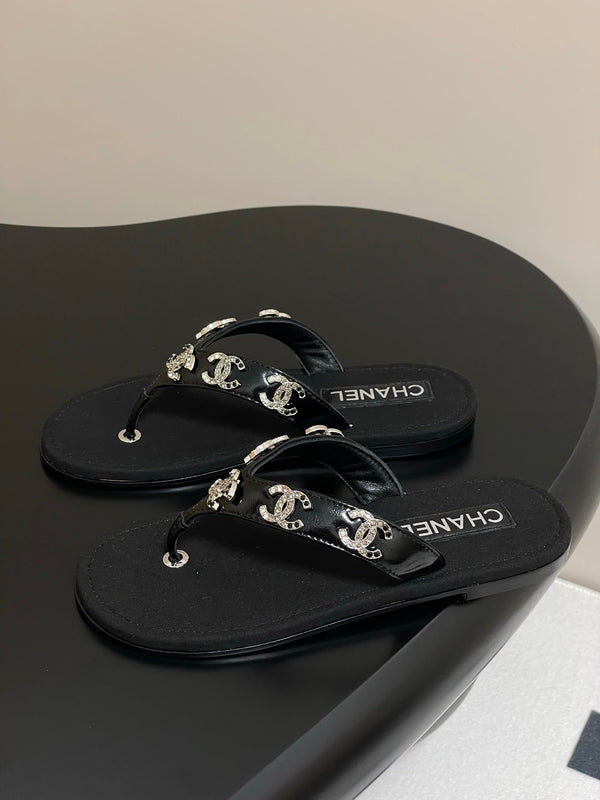 CC 25P Double C 5 Motifs Thongs Sandal Black Sheepskin 247697