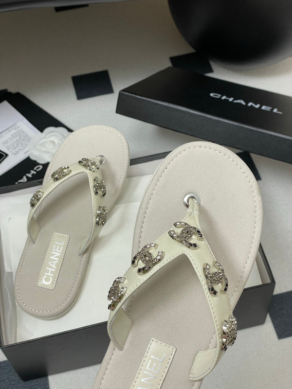 CC 25P Double C 5 Motifs Thongs Sandal Grey Sheepskin 247698