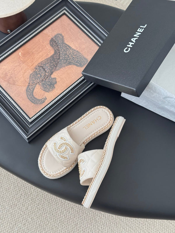 CC Slipper In Light Beige Calfskin Mix Chain Base