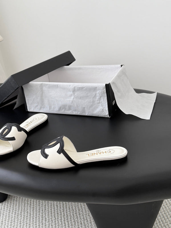 CC 2026 Flat Sandal White Black Lambskin 675868