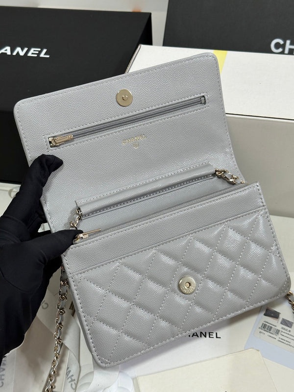 CC 25P Wallet On Chain 19cm Light Gray Cowhide Heart Rhinestone 243598