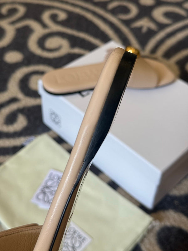 Loewe 25 Pebble Slide Beige Calfskin