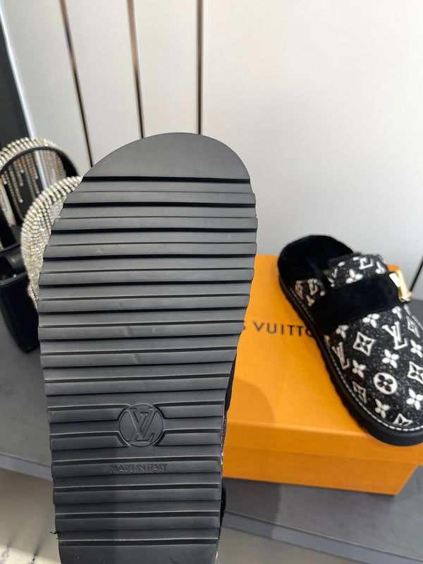 LV Cosy Flat Slippers Comfort Clog Black Leather Monogram Fur 533467