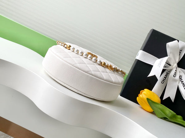 CC 25S Pouch Bag 17cm White Grained Calfskin Pearl