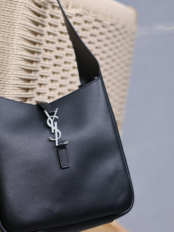 le 5a7 small 23cm black calfskin silver hardware