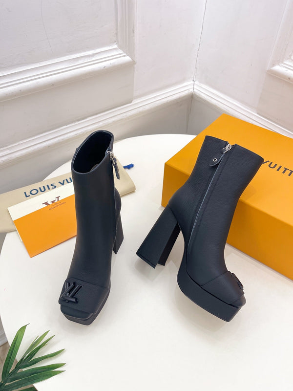 ANKLE BOOTS BLOCK HEEL 9 CM IN BLACK PEPPLE CALFSKIN