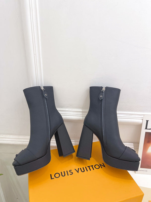 ANKLE BOOTS BLOCK HEEL 9 CM IN BLACK PEPPLE CALFSKIN