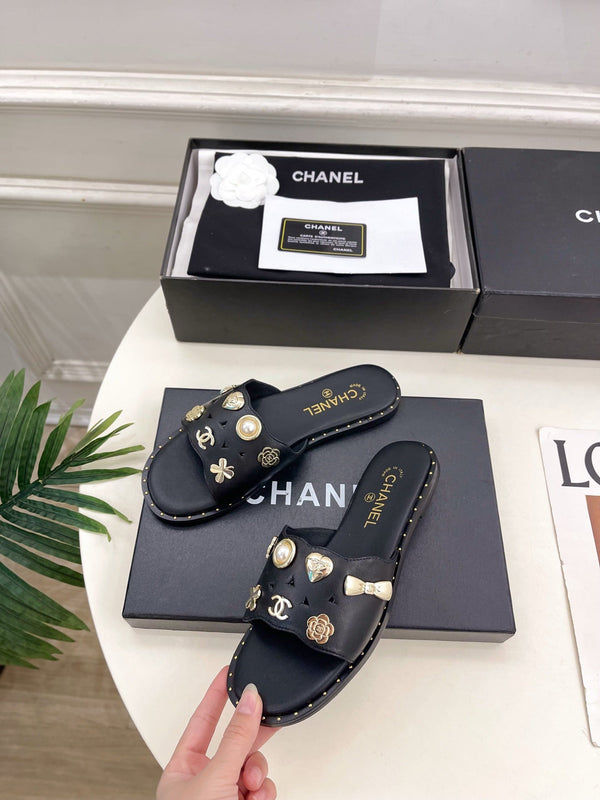 CC 26s Flat Sandals Black Lambskin Charm-Decorated