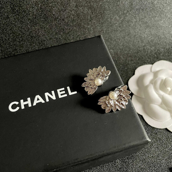 DOUBLE C STUD EARRINGS IN HALF-FLOWER SHAPE WITH PEARL CENTER