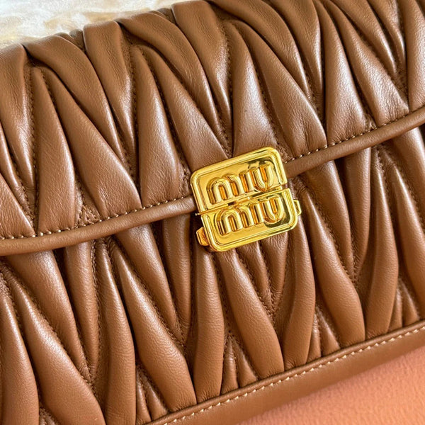 CHAIN SHOULDER BAG 24 IN BROWN PATENT SMOOTH LAMBSKIN