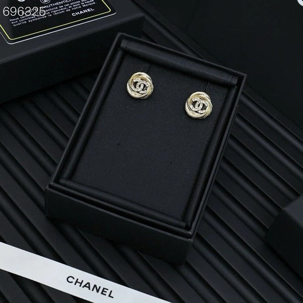 25S TWISTED RIBBED DOUBLE C STUD EARRINGS IN GOLD METAL