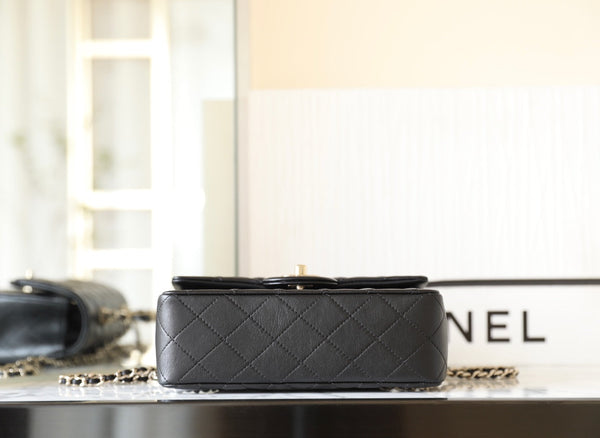FLAP BAG 23 BLACK LAMBSKIN GOLD HARDWARE TOPHAND