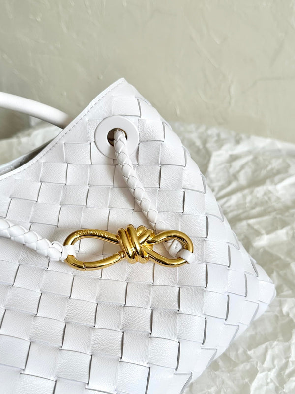 BV SMALL ANDIAMO 25CM WHITE LAMBSKIN