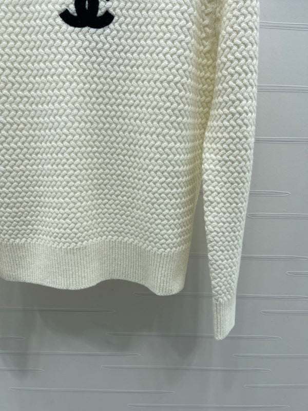 CHANEL 26 LOGO KNIT WHITE SWEATER 335409