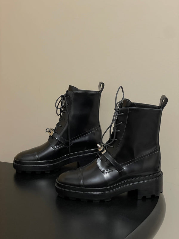 HM Kelly Buckle Classic Ankle Boots Black in Cowhide 594334
