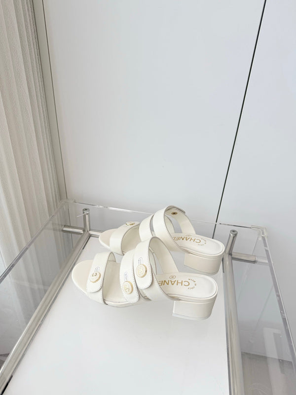 Chanel 26 Turnlock 40 White Sandal Mule in Lambskin 597399