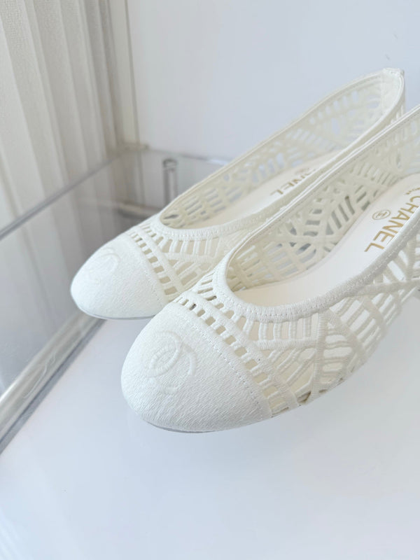 Chanel 26 Ladies 50 Ballet Flats White in Fabric 597342