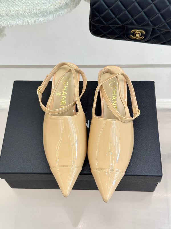 CC Pointed Toe Kitten Heel 30 Open Back Sandals Beige in Patent Leather 706379