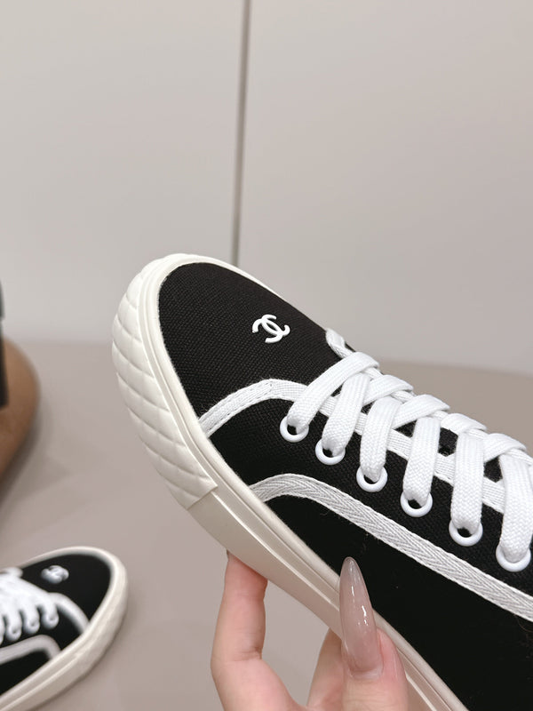 Chanel 26 Round Toe Color Block Black White in Canvas 739431