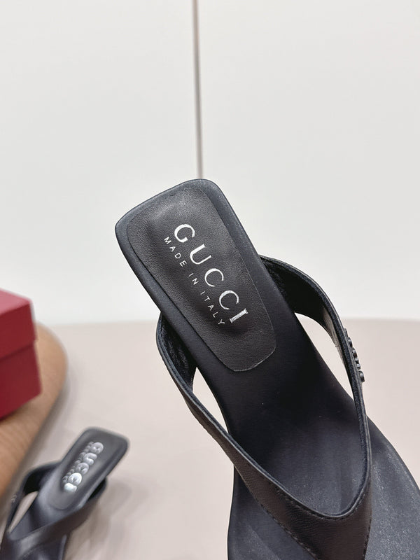 Gucci 26 Round Toe Flip-Flops 60 Black in Sheepskin 739371