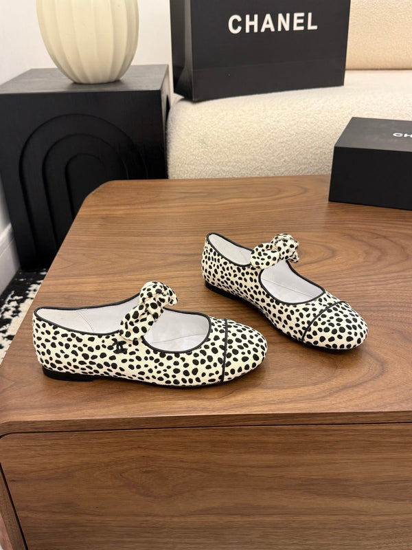CC 26 Polka Dot Mary Janes White Black in Horsehair 756092