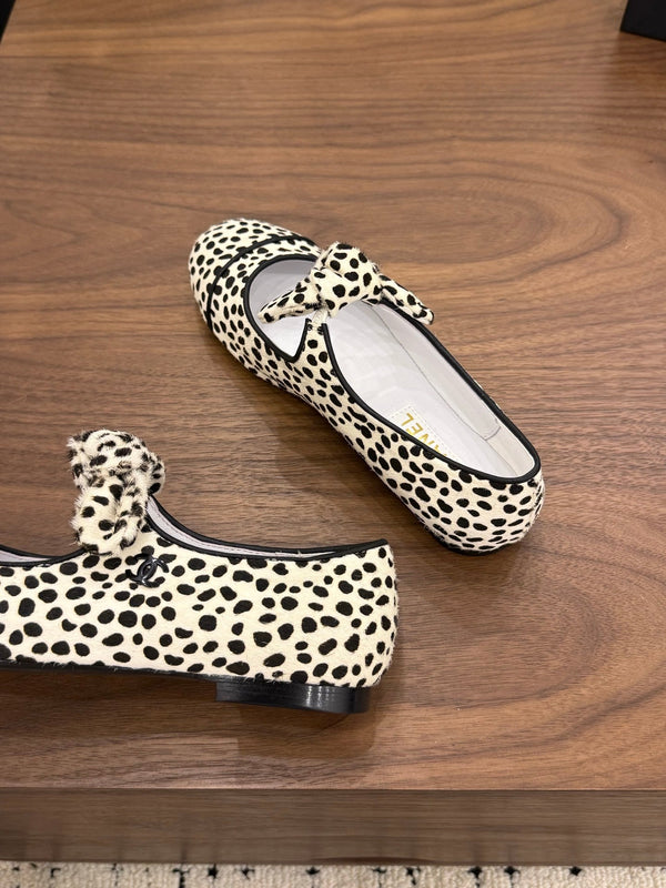 CC 26 Polka Dot Mary Janes White Black in Horsehair 756092