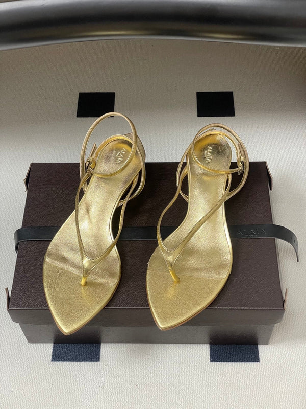 Alaia Thong Sandals Gold 3cm Patent Leather 835285