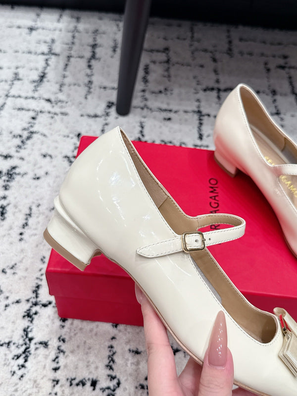 FG Vara Bow Round Toe Mary Jane Pumps 3.5cm White Patent Leather 458402