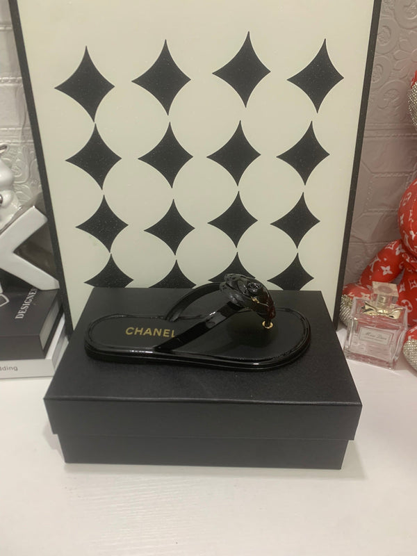 CC Camellia Thong Black Patent Leather 928606