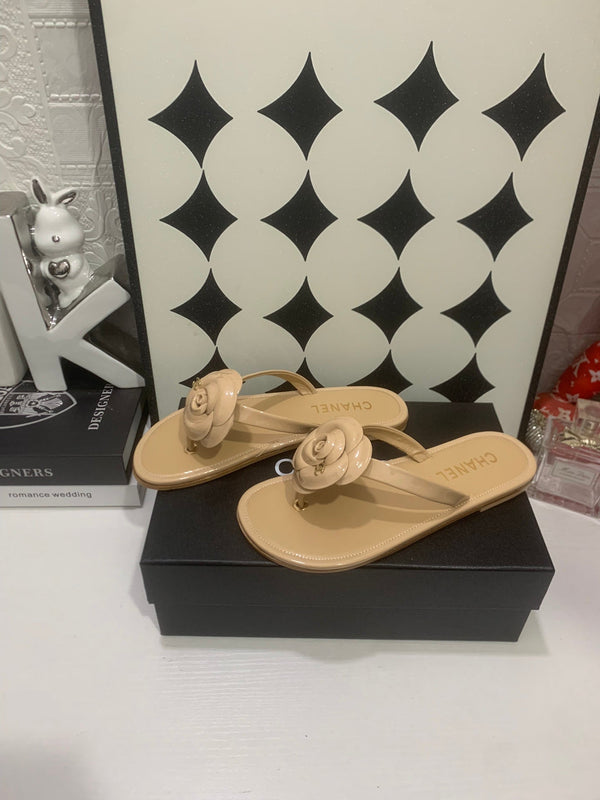 CC Camellia Thong Beige Patent Leather 928605