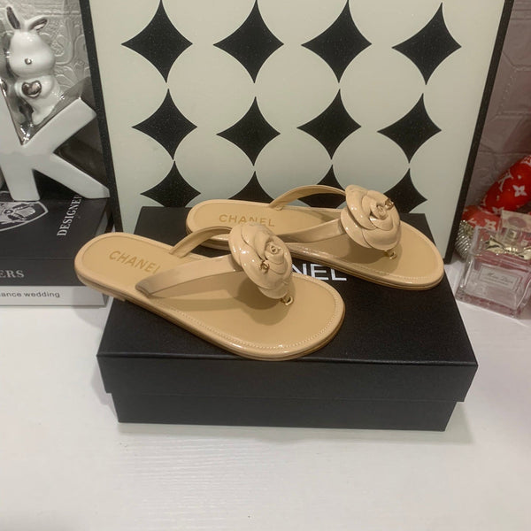 CC Camellia Thong Beige Patent Leather 928605